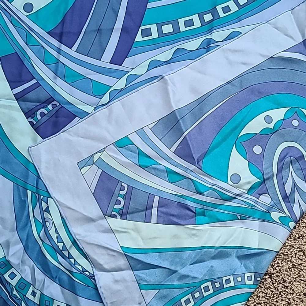 Ann Taylor Square scarf. - Picture 2 of 5